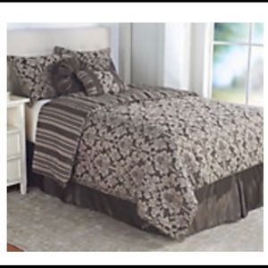 Northern nights queen size comforter set w/pillows